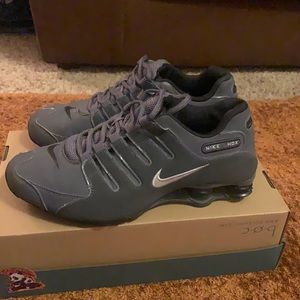 Grey size 7.5 men’s.